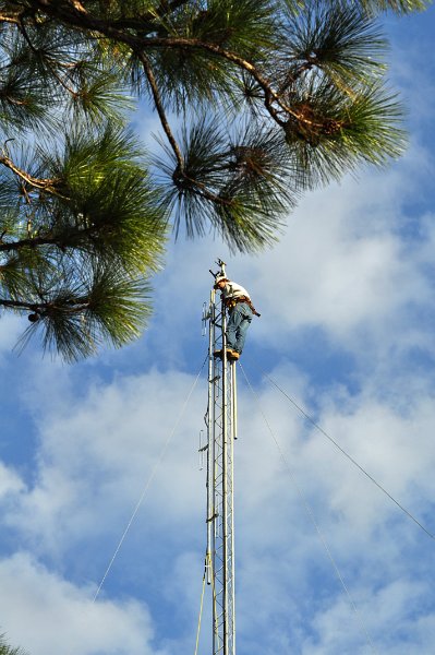 Bob-K4NBC Attaching the Gin Pole 05.jpg